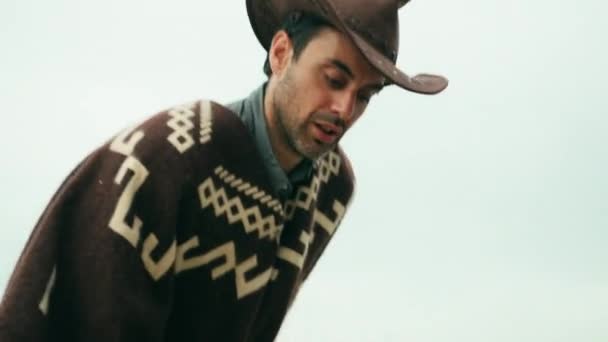 Cowboy Graaft Met Zijn Handen Het Zand — Stockvideo
