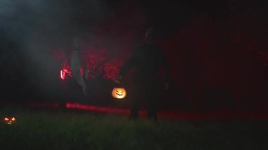 Cadılar Bayramı gecesinde korkunç bir canavar