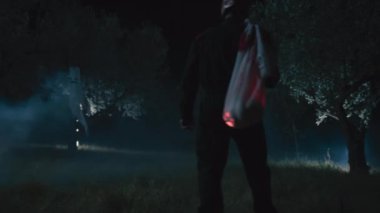 Adam kanlı kumaşı Cadılar Bayramı kabağıyla sürüklüyor..