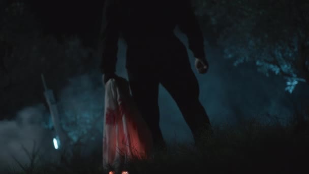 Man Menyeret Kain Berdarah Dengan Labu Halloween — Stok Video