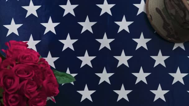 Jour Des Anciens Combattants Roses Rouges Sur Drapeau Américain — Video
