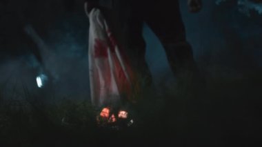 Adam kanlı kumaşı Cadılar Bayramı kabağıyla sürüklüyor..