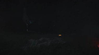 Korkunç Cadılar Bayramı Gecesi. Korkunç canavar bahçede sinsice dolaşıyor..