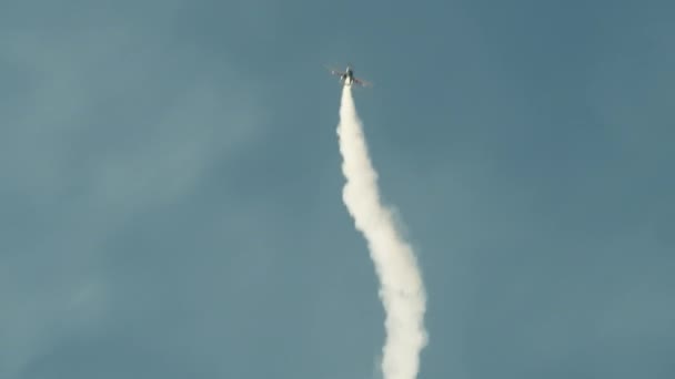 Długie Ujęcie Stunt Samolot Leci Niebie — Wideo stockowe