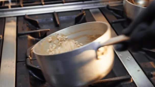 Aşçı Pilav Pişirirken Pilav Karıştırdı — Stok video