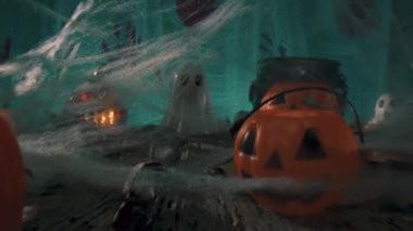 Cadılar Bayramı Ağı Örümceğinden Geçerken.