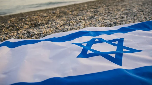 Sahilde İsrail bayrağı.