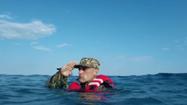 Soldado Saluda Bajo Agua Mar — Vídeo de stock