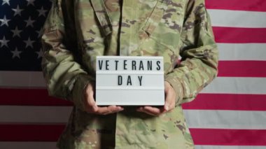 Anma Günü 'nde Gaziler Günü paneli düzenleyen ABD' li asker . 