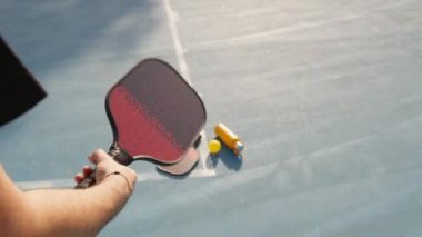 Mahkemede Pickleball raketiyle oynamak. 