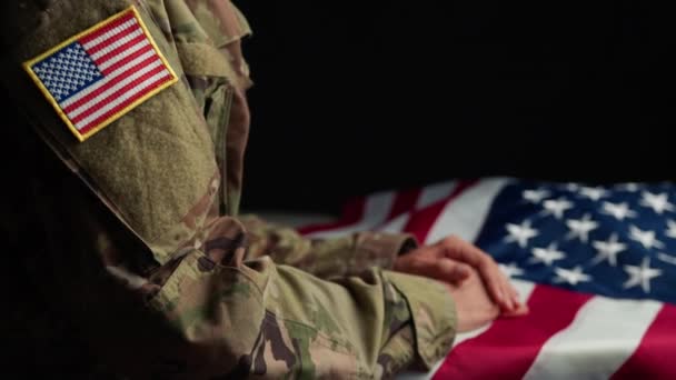 Egyenruhás Katona Szövetséget Köt Usa Zászlajával — Stock videók