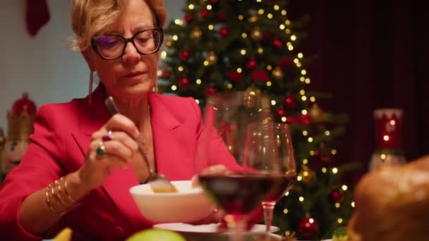 Vrouw Serveert Saus Tijdens Het Thanksgiving Diner — Stockvideo