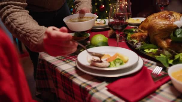 Hombre Sirviendo Pavo Con Salsa Para Cena Acción Gracias — Vídeos de Stock