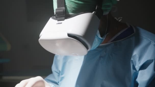 Doutor Com Fone Ouvido Realidade Aumentada Sala Cirurgia — Vídeo de Stock