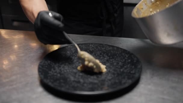 Mutfakta Elle Hazırlanmış Yemek — Stok video