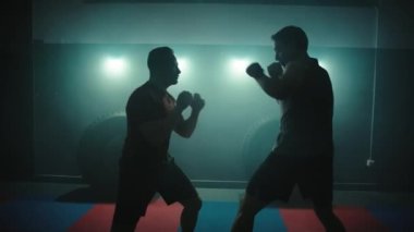 Dövüşçüler Spor Salonunda Siluet Eğitiyor.