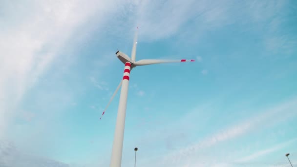 Windturbine Onder Blauwe Hemel — Stockvideo