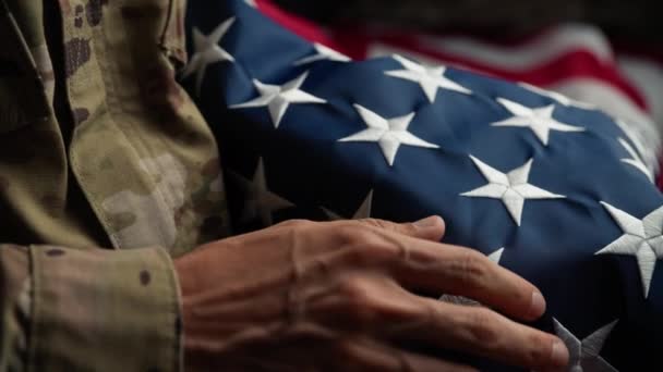 Amerikai Katona Simogatja Egyesült Államok Zászlaját Veteránok Napján — Stock videók
