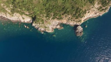 Denize bakan kayalık kıyı manzarası