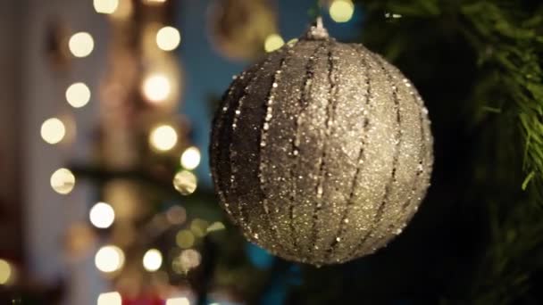 银色的圣诞球飘浮在空中 — 图库视频影像