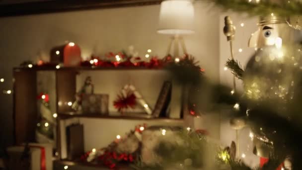 房子装饰有灯光 圣诞树装饰有球 — 图库视频影像