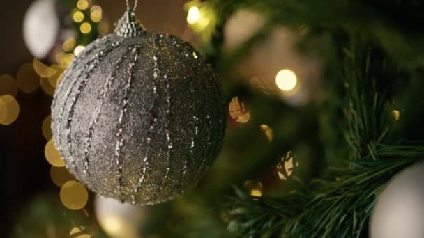 Decoraciones Plata Árbol Navidad — Vídeo de stock