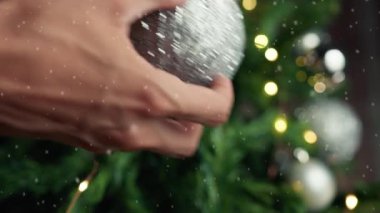 Gümüş bir topu Noel ağacına süslemek için .