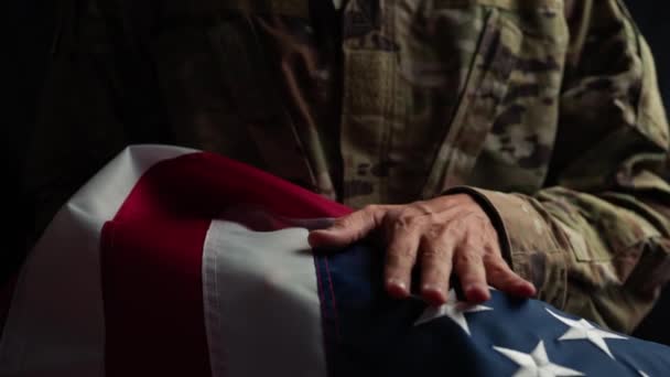 Soldat Reconnaissant Drapeau Américain Lors Journée Des Anciens Combattants — Video
