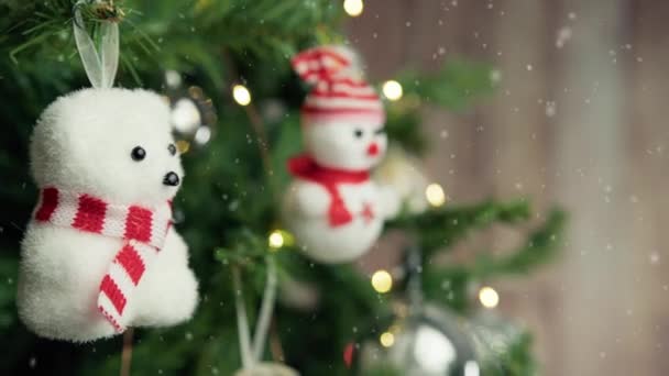 小北极熊和雪人装饰着圣诞树 — 图库视频影像