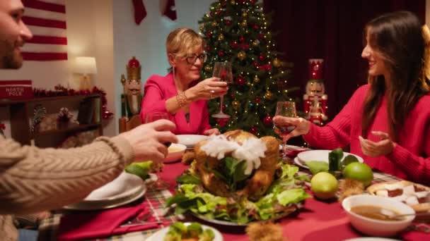 Familie Jubelt Und Trinkt Wein Thanksgiving — Stockvideo