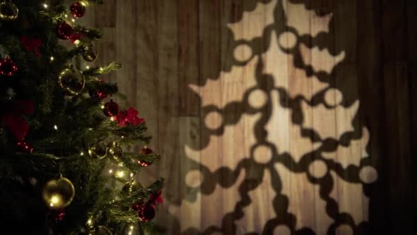 Árbol Navidad Adornado Iluminado Con Sombra Pared — Vídeo de stock