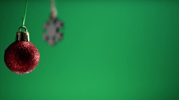 Rode Bal Sneeuwvlok Decoratie Met Groene Achtergrond — Stockvideo