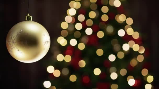 Decoración Bolas Oro Con Árbol Navidad Borroso — Vídeo de stock