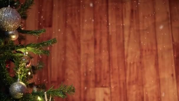 Kerstboom Met Houten Muur Achtergrond — Stockvideo