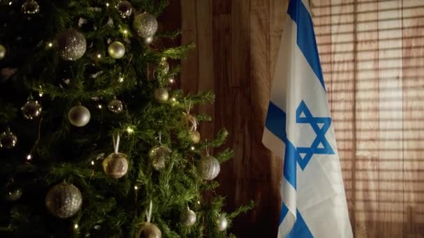 Nahaufnahme Einer Israel Flagge Der Nähe Des Weihnachtsbaums — Stockvideo