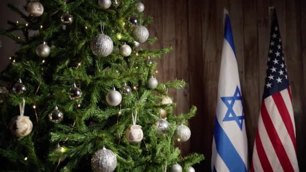 Close Israele Bandiere Usa Vicino All Albero Natale — Video Stock