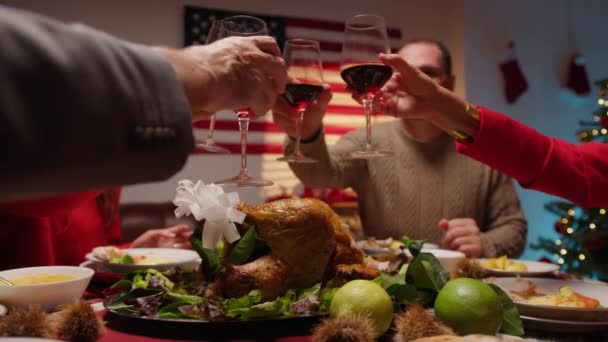 Familia Animando Bebiendo Vino Para Celebrar Acción Gracias — Vídeos de Stock