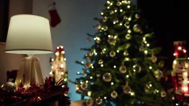 准备好迎接圣诞节的家 背景上有树和灯 — 图库视频影像