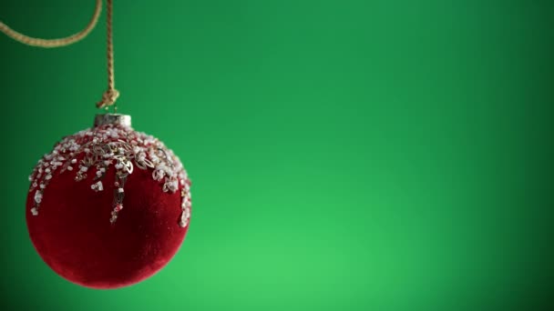 绿色背景的红色圣诞球 — 图库视频影像