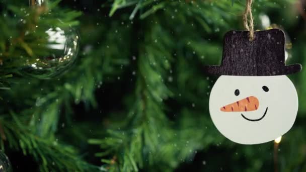 圣诞树上的雪人装饰品 雪下得很大 — 图库视频影像