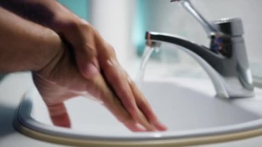 Doktor ameliyattan önce ellerini yıkar.