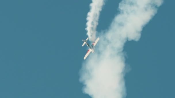 Lange Kans Van Stunt Vliegtuig Vliegt Lucht — Stockvideo