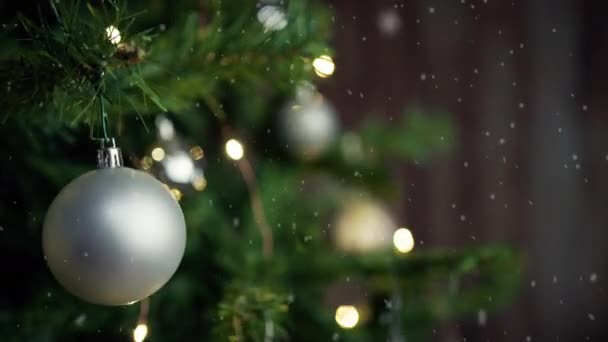 Árbol Navidad Bajo Nieve Con Luces Decoraciones — Vídeo de stock