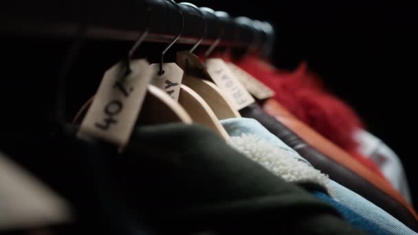 Handprüfung Der Gültigkeit Von Kleidung Zum Verkauf — Stockvideo