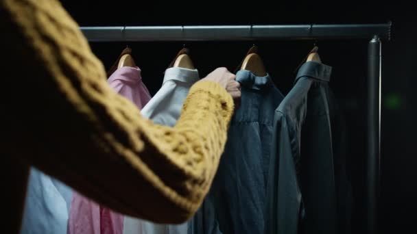 Kunde Wählt Kleidung Zum Kauf — Stockvideo