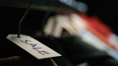 Mağaza giysilerinde indirim etiketleri.