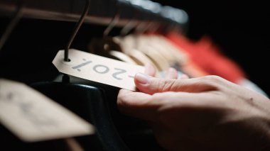 Kara Cuma için el kontrollü indirim etiketleri.