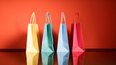 Çeşitli renkte alışveriş torbaları.