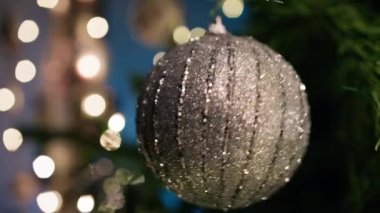 Gümüş Noel balosu havada süzülür.