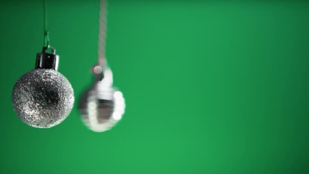 Twee Zilveren Kerstbal Met Groene Achtergrond — Stockvideo